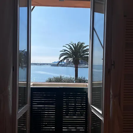 Promenade Apartment *