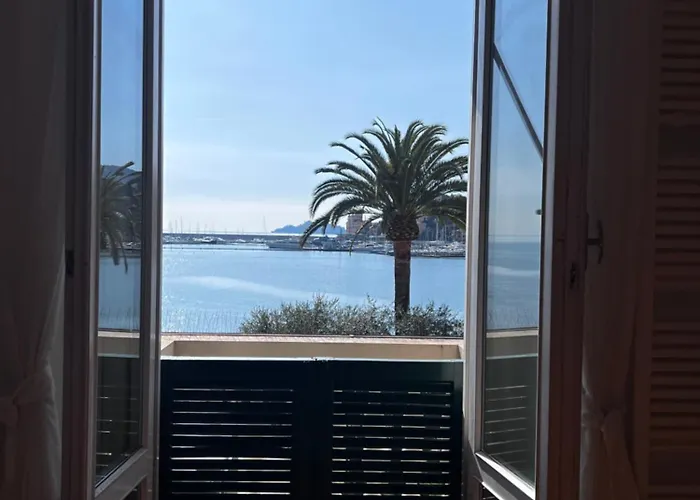 Promenade Apartment *